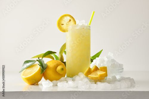 фотографія Lemon slush with fruit and ice and isolated background