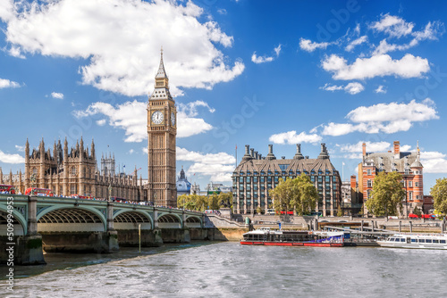 Fotografia Famous Big Ben with bridge over Thames and tourboat on the river in London, Engl