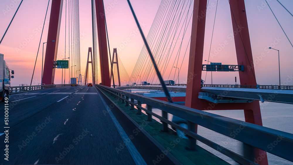 Fototapeta premium 名港トリトンの夜明け 伊勢湾岸自動車道（愛知県名古屋市）