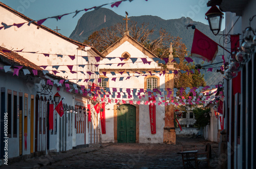 A cidade colonial de Paraty no estado do Rio de Janeiro, enfeitada para a festa do divino espirito santo