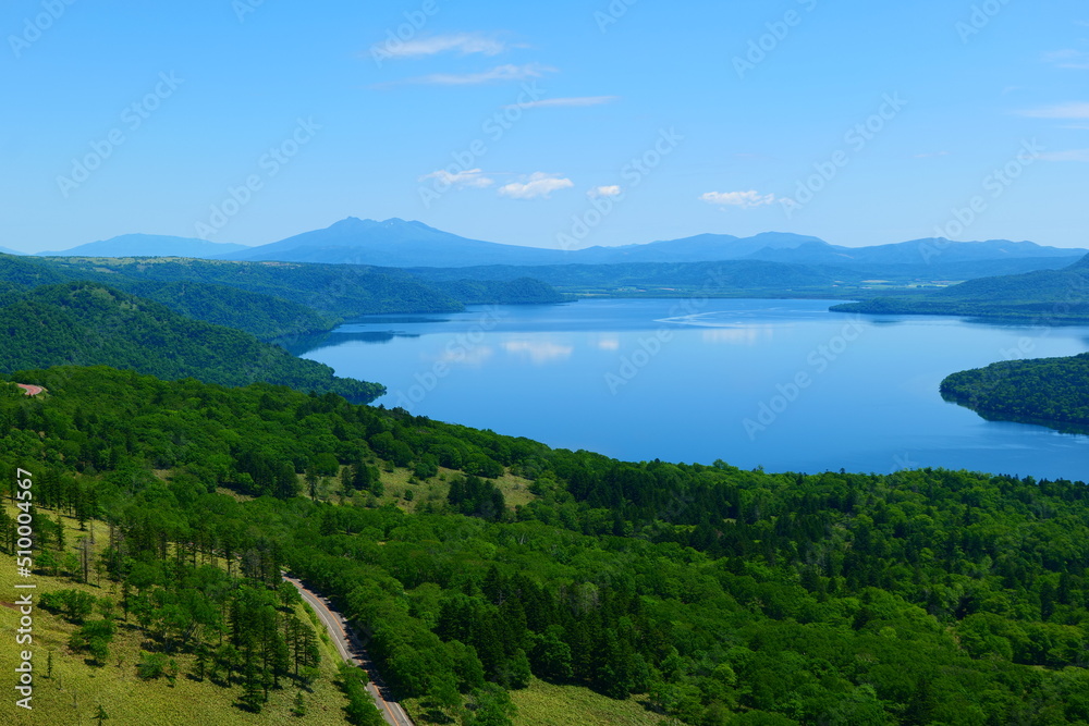 美幌峠から屈斜路湖を望む。弟子屈、北海道、日本。6月下旬。