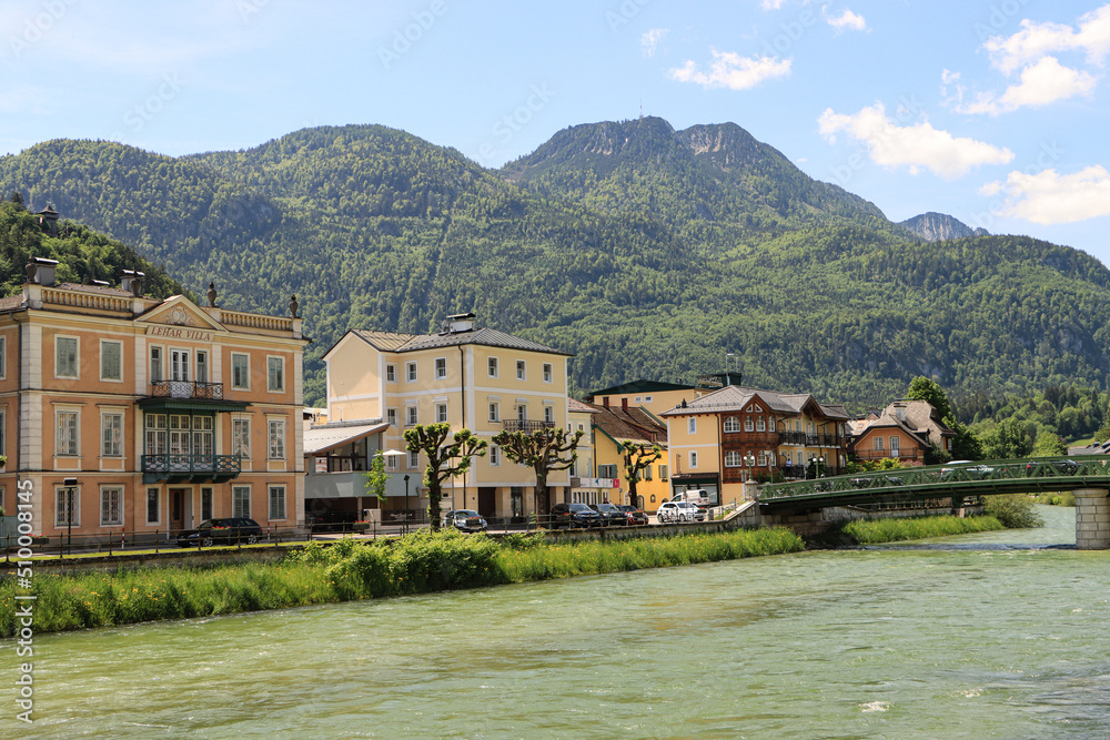 Bad Ischl; Traun am Franz-Lehar-Kai mit Lehar-Villa und Katrin