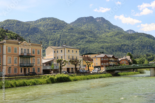 Obraz na płótnie Bad Ischl; Traun am Franz-Lehar-Kai mit Lehar-Villa und Katrin w salonie