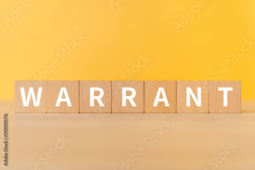 Konstfotografi 令状・正当化のイメージ｜「WARRANT」と書かれたブロック
