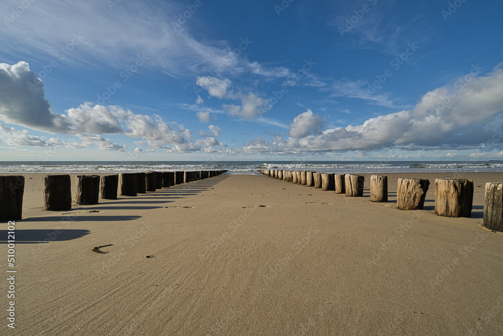 Sandstrand an der Nordsee mit Palisaden aus Holz