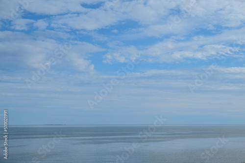 plage sous un ciel de nuages blancs