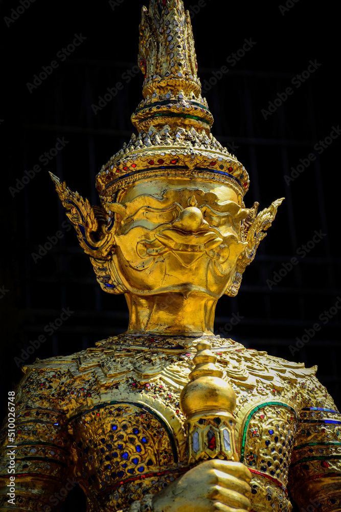 Obraz premium golden buddha statue