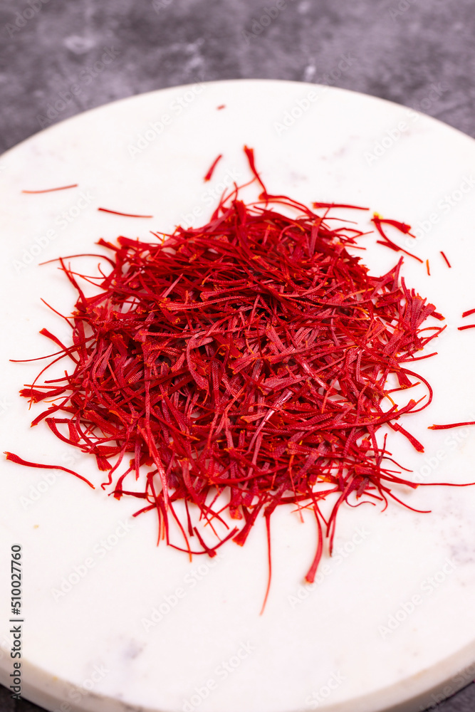 Naklejka premium Saffron on a dark background. Close-up. Iranian or Persian saffron