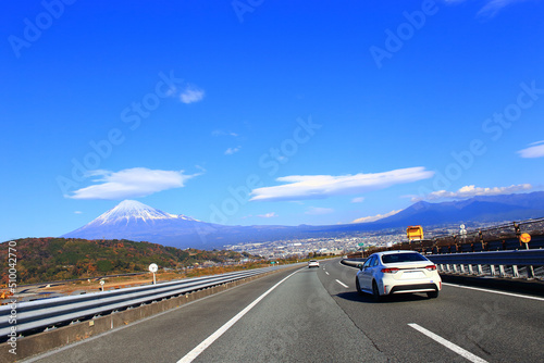 秋の東名高速道路をドライブ　車窓から望む富士山