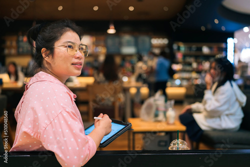 Konstfotografi relax leisure attractive smart asian female freelance entrepreneur smile and enj