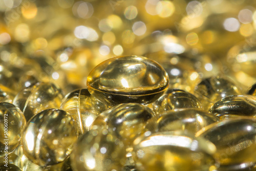 Background of scattered fish oil omega pills © paketesama