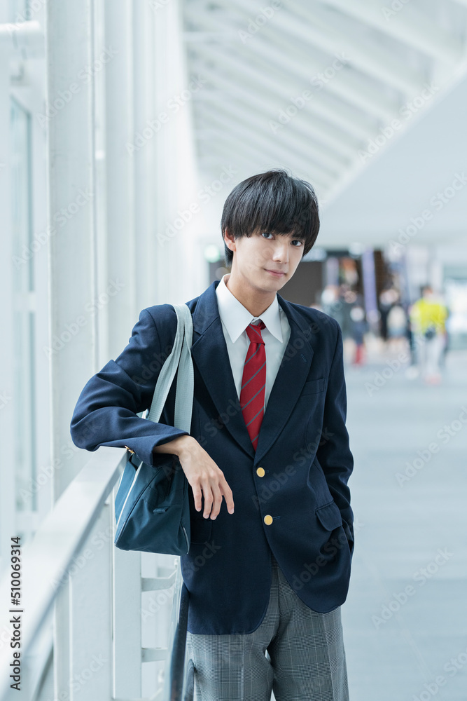 通学中の男子高校生 通学中の男子高校生
