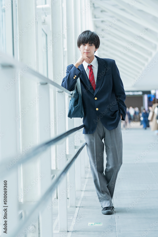 通学中の男子高校生