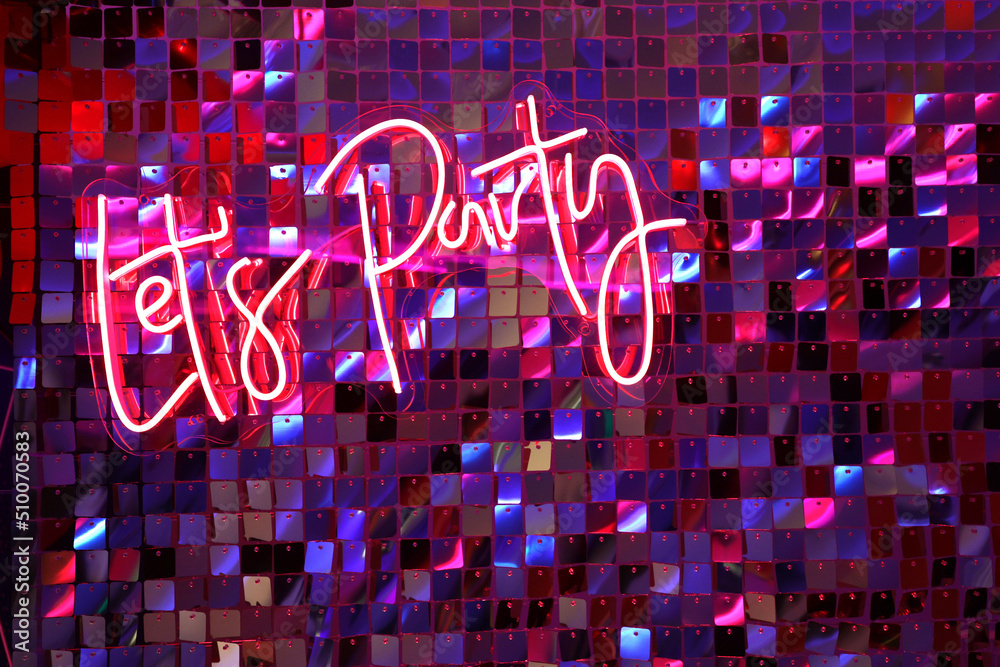 Kolorowe tło klubu nocnego z napisem lets party. - obrazy, fototapety, plakaty 
