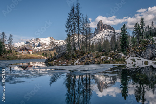 Croda da Lago Federa Bergsee mit Zinne in den dolomiten © Sandro