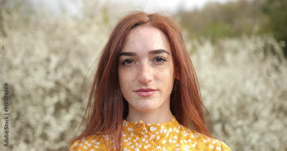 Vidéo Stock Close Up Portrait of Mysterious Ginger young Woman opening Vidéo Stock Close Up Portrait of Mysterious Ginger young Woman opening