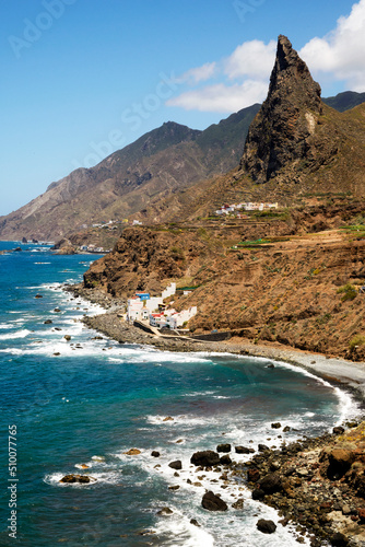 Vista de la linea costera del Parque Rural de Anaga, con pequeños asentamientos cerca del mar como Taganana o Almáciga, Tenerife, Islas Canarias, España 