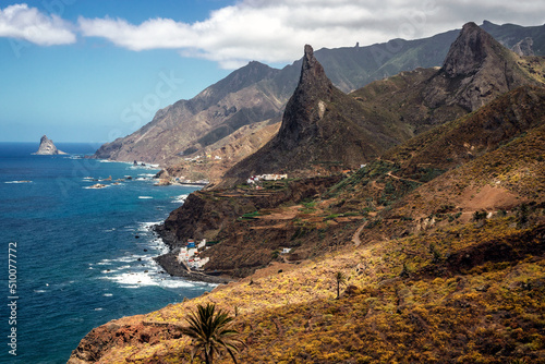 Vista del paisaje volcánico de la costa del Parque Rural de Anaga y de algunos pequeños municipios junto al mar que lo habitan como Taganana o Almáciga, Tenerife, Islas Canarias, España