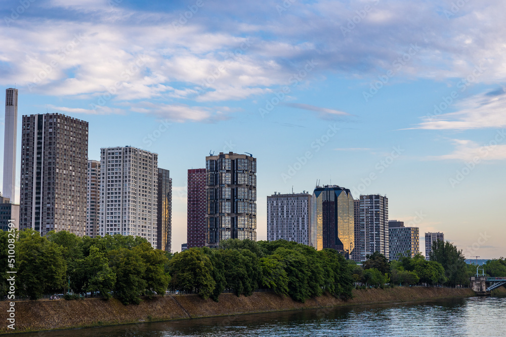 Immeubles résidentiels du Front de Seine dans le Quartier de Beaugrenelle au coucher du soleil depuis le Pont de Bir-Hakeim