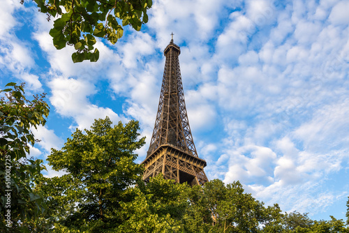 Partie sup  rieure de la Tour Eiffel devant un ciel partiellement nuagueux