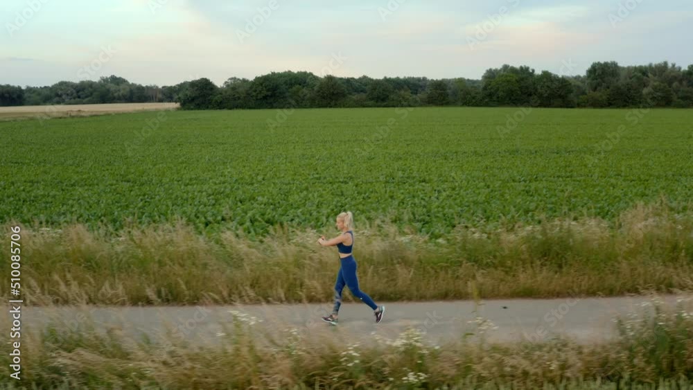 Fitte Frau trainiert Laufen im Sommer
Fitte Frau trainiert Laufen im Sommer