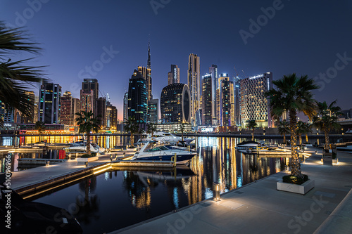 Obraz na płótnie Modern glass skyscrapers in Dubai with blue sky in background. Impressive architecture of financial district and Dubai marina. w salonie