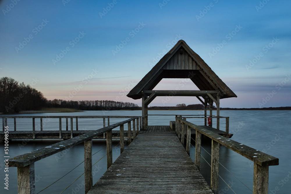 Vogelplattform Hemmelsdorfer See, blauer Himmel, Abendlicht, 