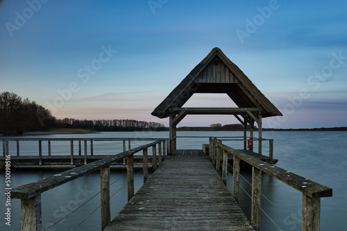 Vogelplattform Hemmelsdorfer See  blauer Himmel  Abendlicht  