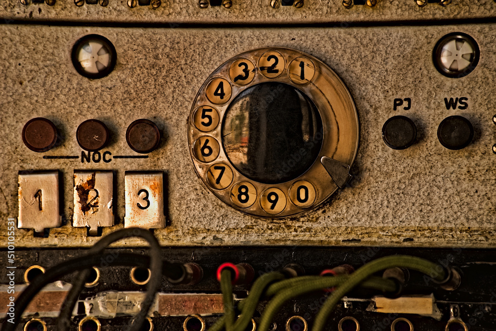 Naklejka premium Stara , zabytkowa , łącznica ( centrala) telefoniczna , polskiej produkcji , z tarczowym wybieraniem numerów.