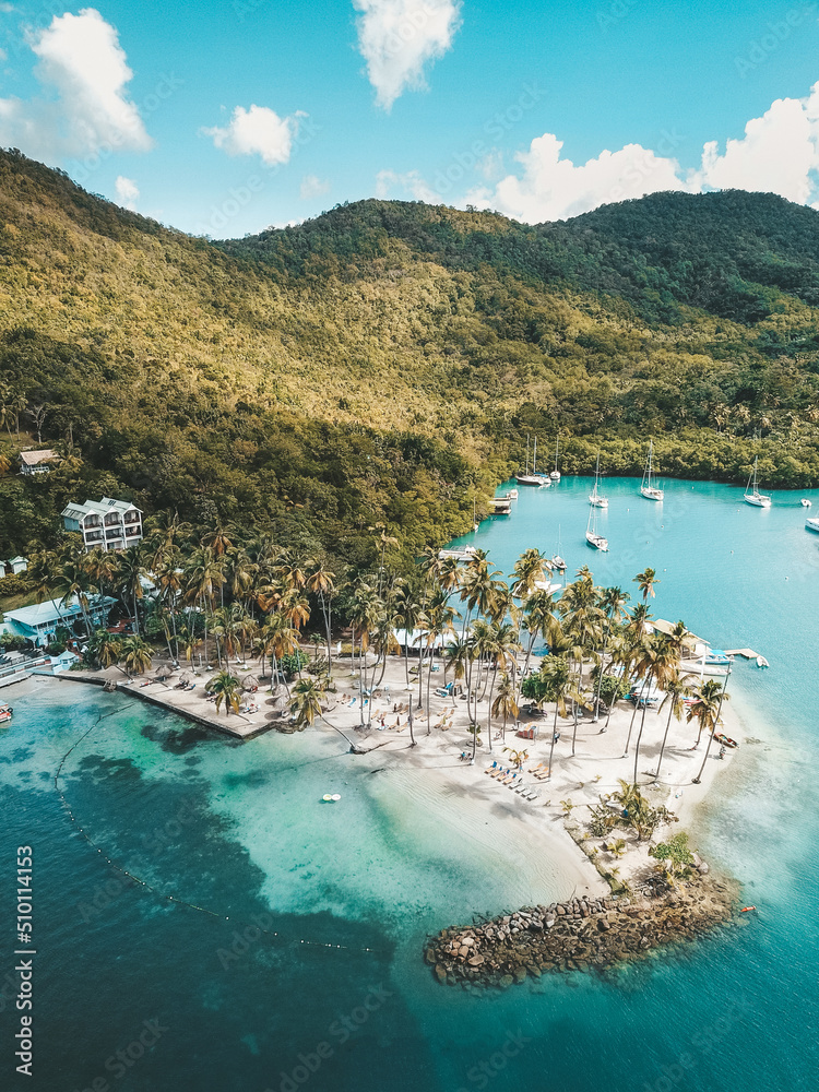 Naklejka premium Saint Lucia caribbean island cocotier caraibes tropical island plage de rêve plage paradisiaque voyage lagon découverte soleil coucher du soleil vague vagues île mer paysage nature belle plage 