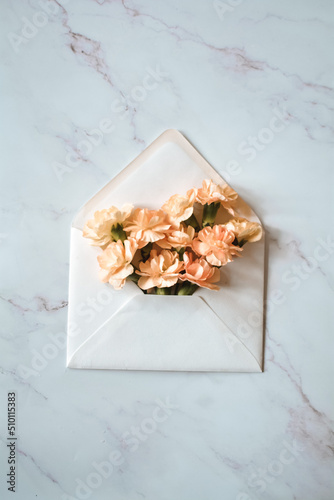Kwiaty w kopercie, kreatywne obrazy 