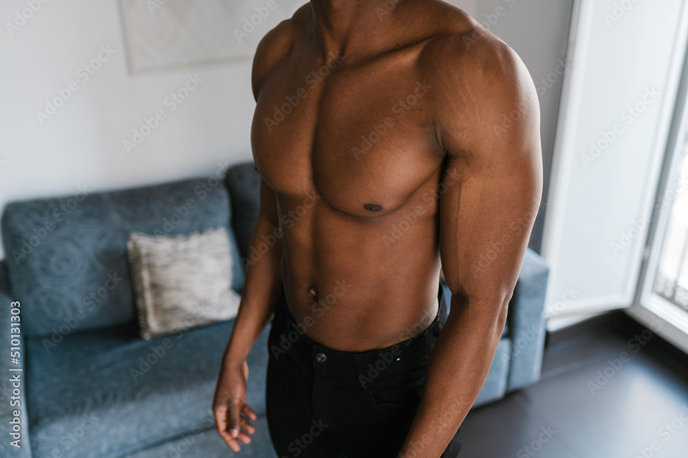 Fotka ???Muscular shirtless black guy standing in living room??? ze slu??by