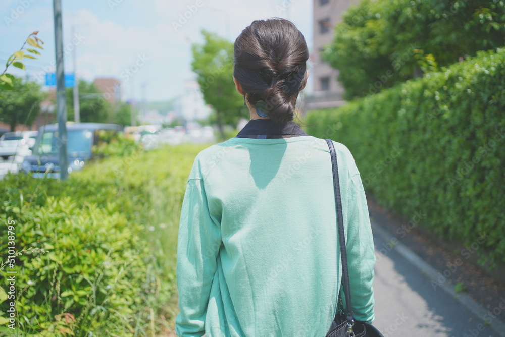 歩く女性の後ろ姿 歩く女性の後ろ姿