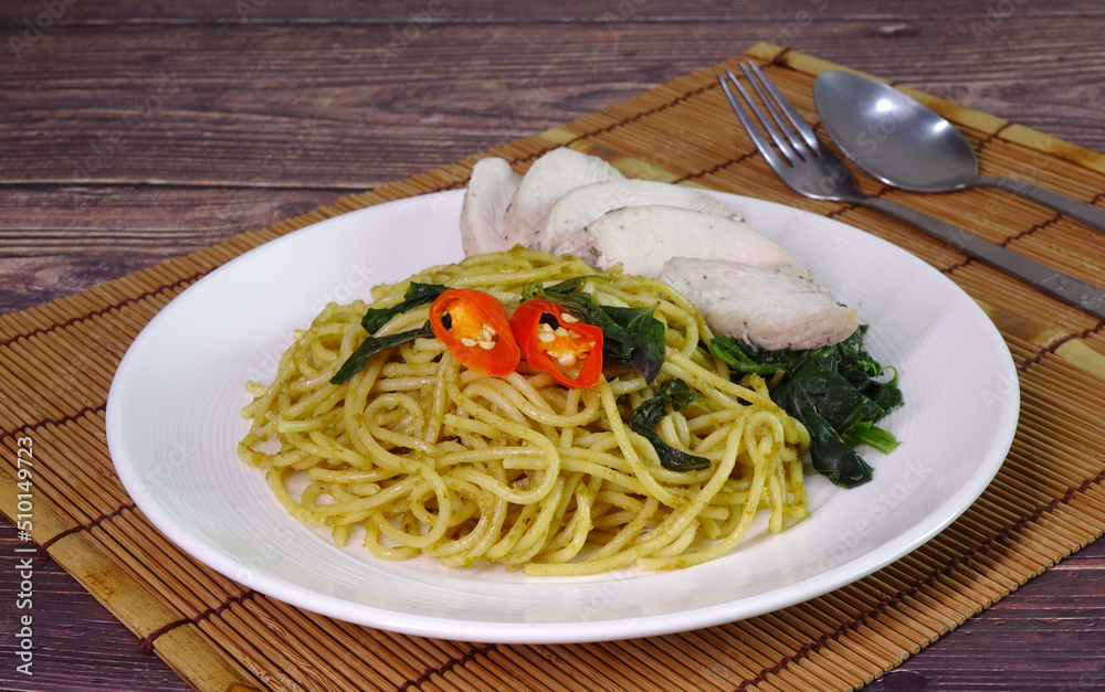 Spaghetti in green curry sauce with chicken breast, Italian-Thai fusion food