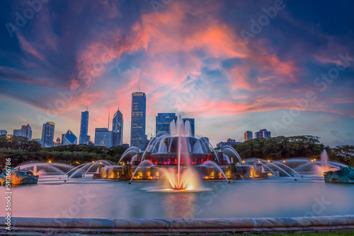 Wallpaper Mural Title: Chicago Buckingham Fountain Sunset, Chicago, IL, USA