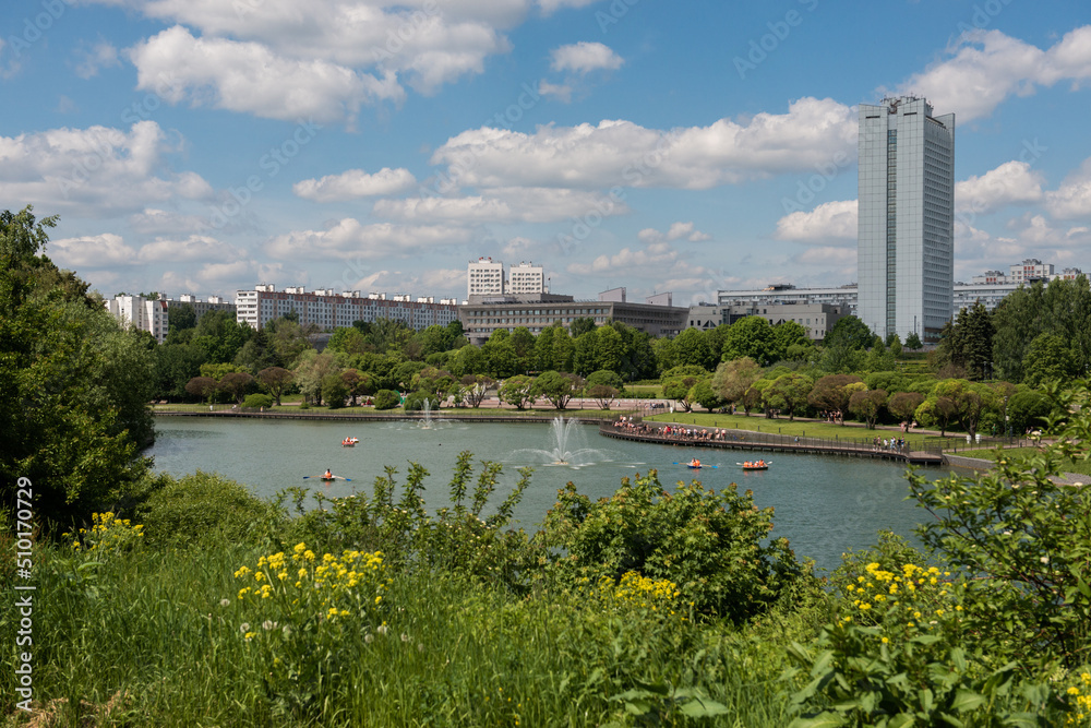 Obraz premium view of the city beach from the opposite shore