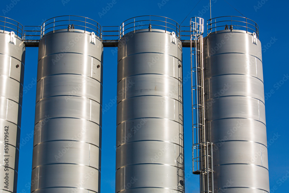 Stainless steel silos in the chemical industry Stainless steel silos in the chemical industry