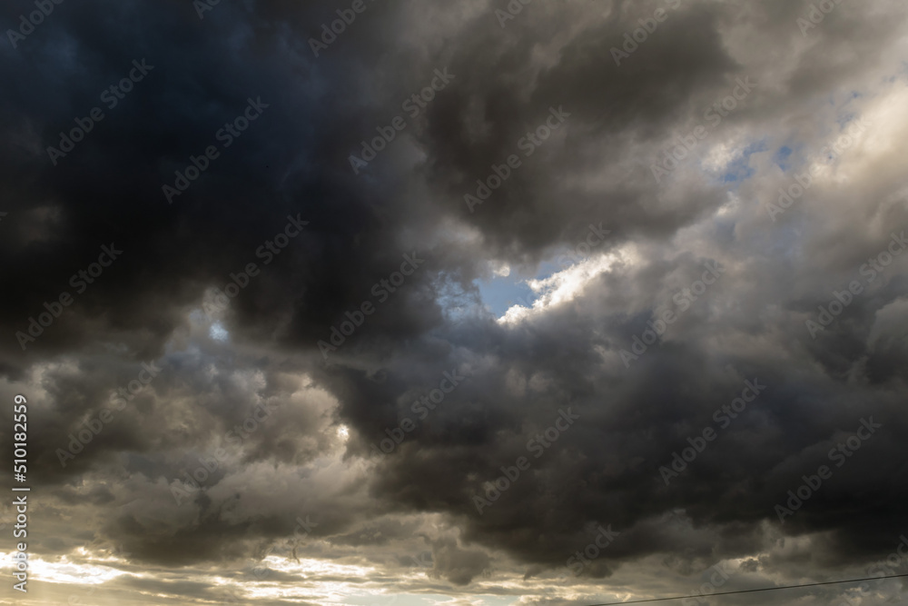 Obraz premium Threatening dark clouds covering the sky
