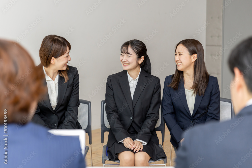 就活生と面接官(相談・笑顔)
就活生と面接官(相談・笑顔)
