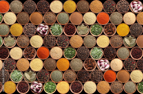Εκτύπωση καμβά Collection of different aromatic spices and herbs on black background, flat lay