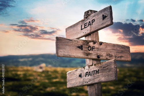 Tableau sur toile leap of faith text quote caption on wooden signpost outdoors in nature