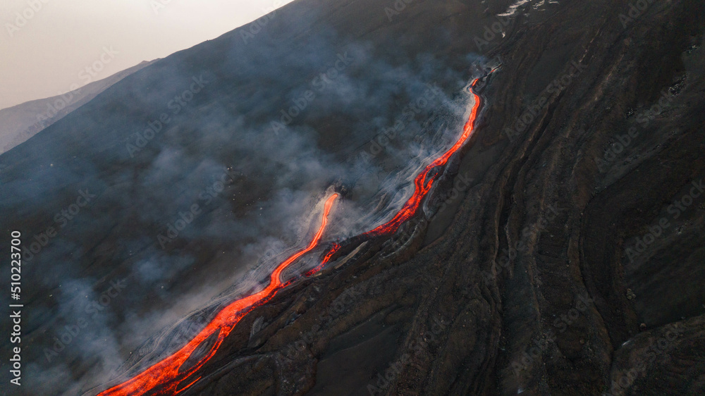Colata di lava sul vulcano Etna in eruzione -Sicilia dall'alto