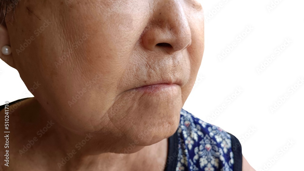 Obraz premium An old woman has wrinkles on her face.