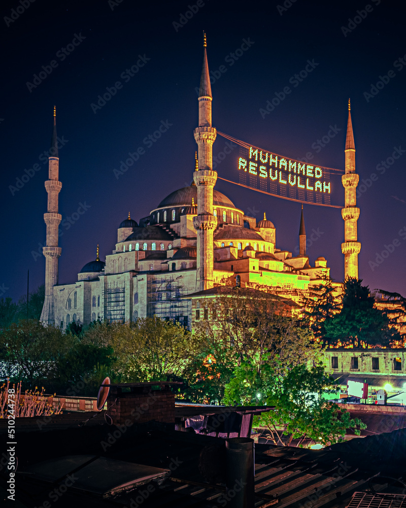 Fototapeta premium blue mosque city at night