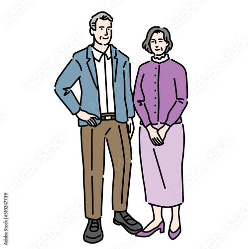 笑顔で立っているシニアの夫婦