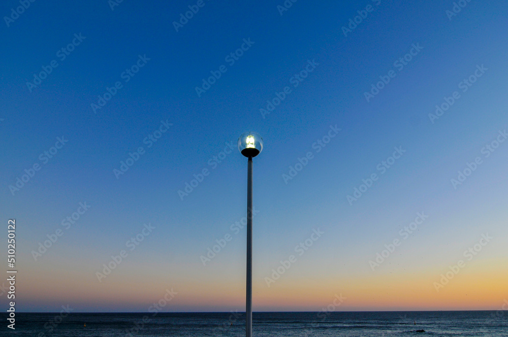 The sea and street lights at dusk, 夕暮れの海と街灯