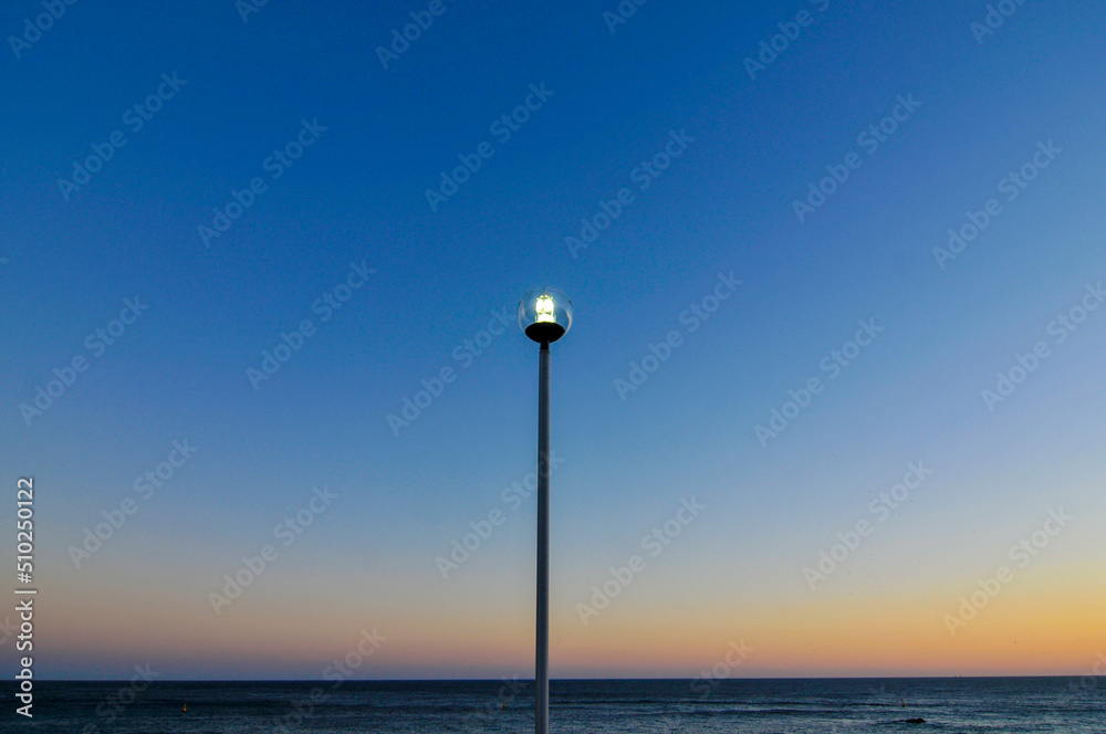 The sea and street lights at dusk, 夕暮れの海と街灯 The sea and street lights at dusk, 夕暮れの海と街灯