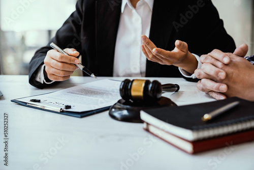 Photographie Lawyers give advice about judgment, agreements, Consultation of Businesswoman an