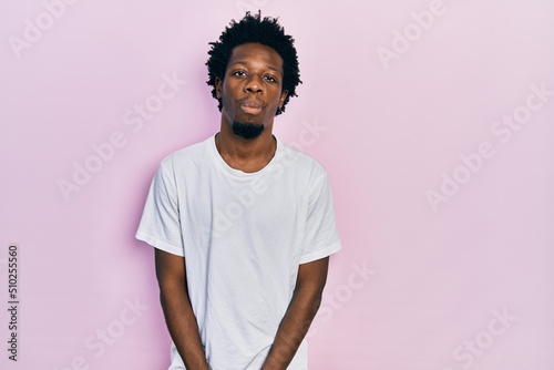 Foto Young african american man wearing casual white t shirt depressed and worry for distress, crying angry and afraid