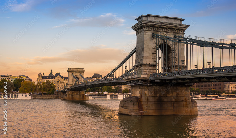 Fototapeta premium Chain bridge on Danube river in Budapest